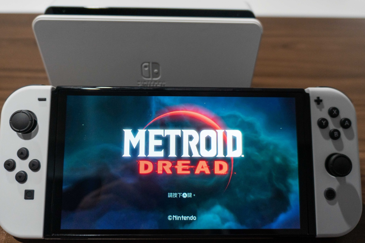 Nintendo Switch OLED 款式开箱动手玩，7寸鲜明萤幕大幅提升携带游玩视觉体验