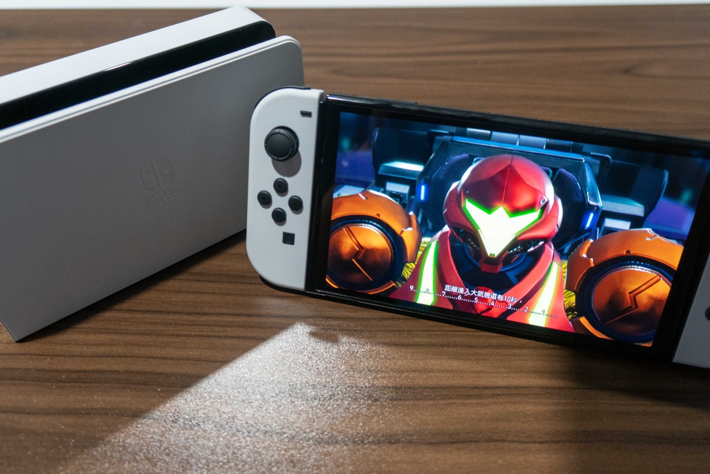 Nintendo Switch OLED 款式开箱动手玩，7寸鲜明萤幕大幅提升携带游玩视觉体验